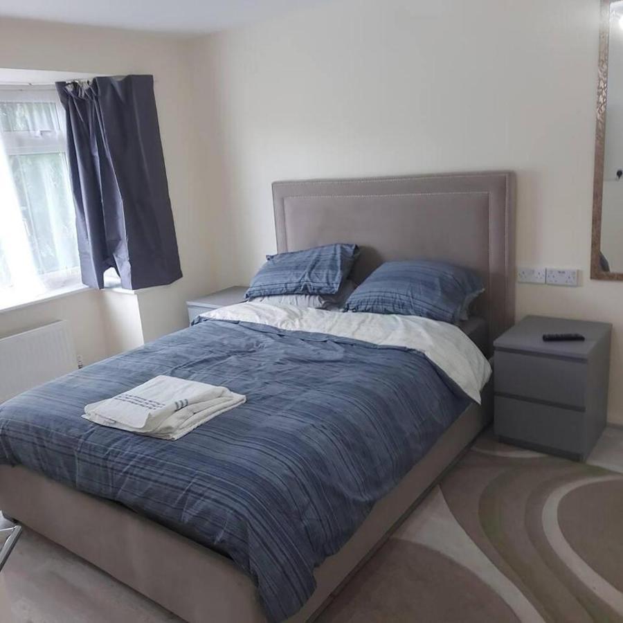 Lovely & Beautiful 2 Bed-Apartment In Borehamwood Exterior foto